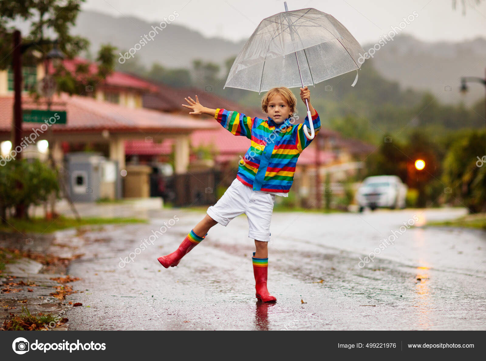 Niño Jugando Bajo Lluvia Otoño Niño Con Paraguas Niño Corriendo: fotografía  de stock © FamVeldman #499221976