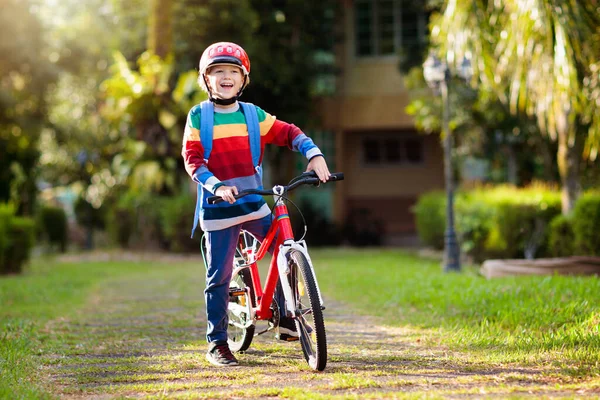 Criança Para Escola Bicicleta Crianças Andam Bicicleta Caminho Seguro Para — Fotografia de Stock