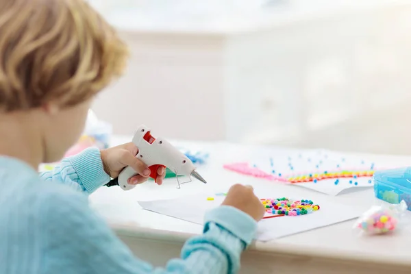 Hantverk För Barn Barn Med Limpistol Kreativ Liten Pojke Sticker — Stockfoto