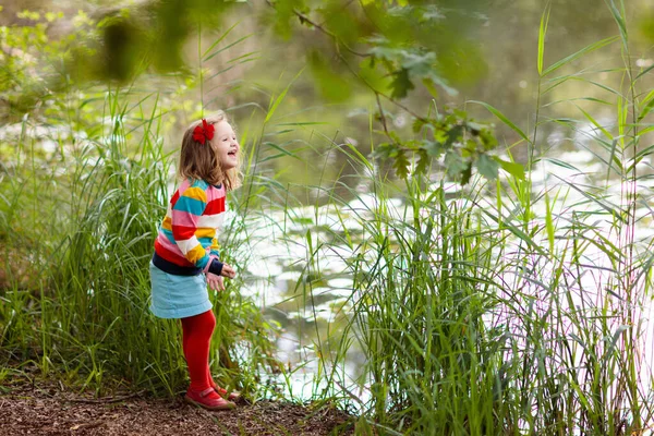 Crianças Caminhando Floresta Montanhas Crianças Brincam Livre Verão Menino Menina — Fotografia de Stock