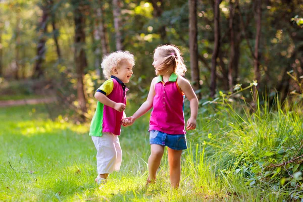 Kinder Wandern Wald Und Den Bergen Kinder Spielen Sommer Freien — Stockfoto