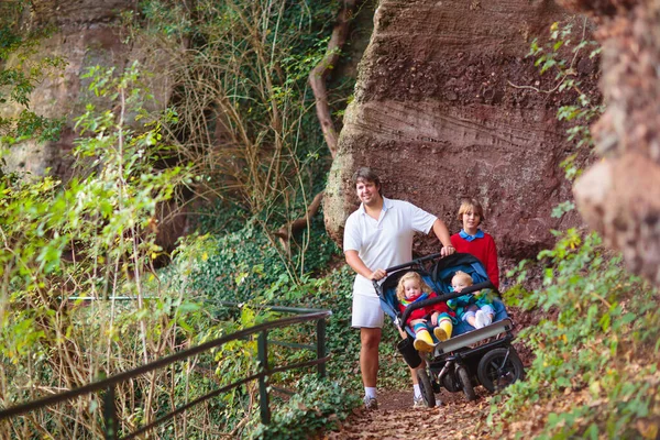 Pěší Turistika Dvojitým Kočárkem Otec Děti Procházce Zdravá Venkovní Aktivita — Stock fotografie