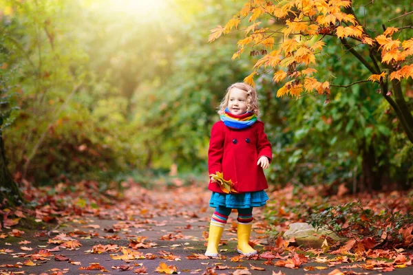 Kind Herbstpark Kleines Mädchen Mit Gelben Blättern Kind Spielt Mit — Stockfoto