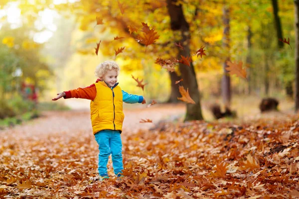 Les Enfants Jouent Dans Parc Automne Des Enfants Jetant Des — Photo