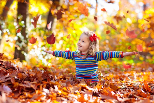 Niño Parque Otoño Niña Con Hoja Amarilla Niño Jugando Con — Foto de Stock