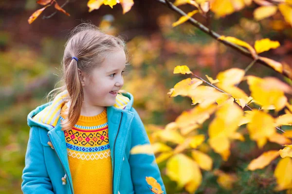 Děti Hrají Podzimním Parku Děti Hází Žlutými Červenými Listy Holčička — Stock fotografie