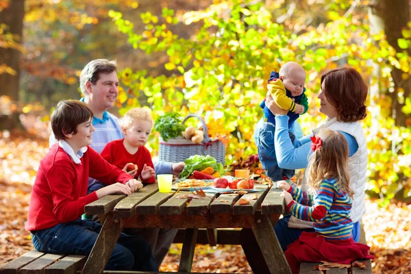 Picknick Het Herfstpark Familie Valt Buiten Barbeque Grill Partij Ouders — Stockfoto