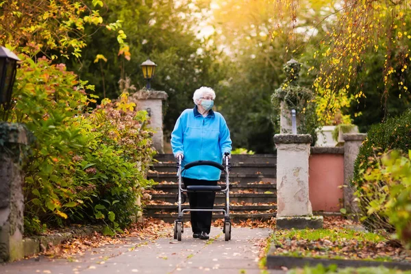 Starsza Kobieta Masce Podczas Epidemii Koronawirusu Grypy Choroba Covid Ochrona — Zdjęcie stockowe