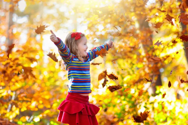 Bambino Nel Parco Autunnale Bambina Con Foglia Gialla Ragazzo Che — Foto Stock