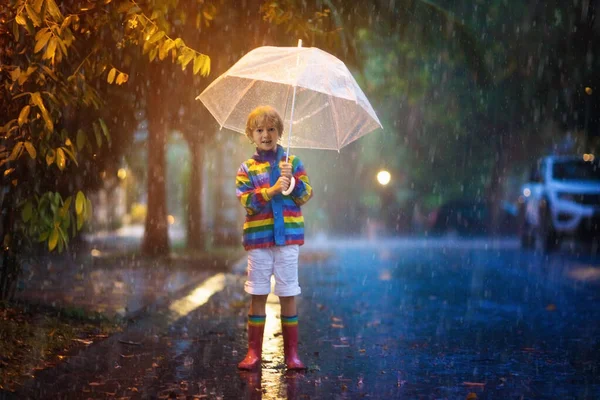 Gyerek Őszi Esőben Játszik Egy Gyerek Esernyővel Kisfiú Fut Város — Stock Fotó