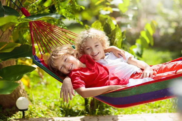 Дети Отдыхают Разноцветном Радужном Гамаке Горячий День Сад Открытом Воздухе — стоковое фото