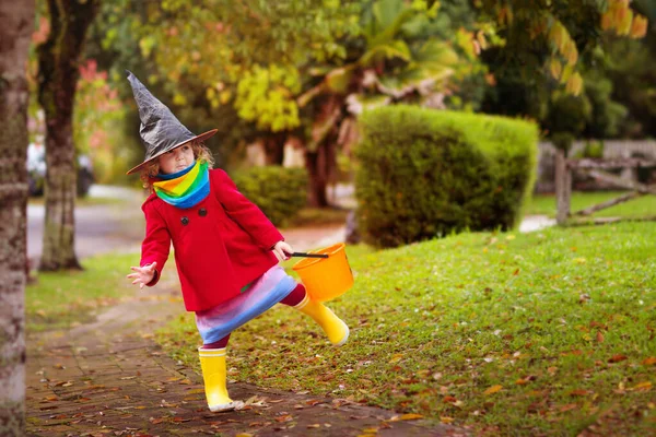 Los Niños Engañan Tratan Con Disfraz Halloween Los Niños Colorido —  Fotos de Stock