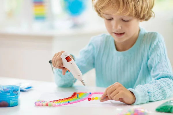 Ambacht Voor Kinderen Kind Met Een Heet Lijmpistool Creatief Jongetje — Stockfoto