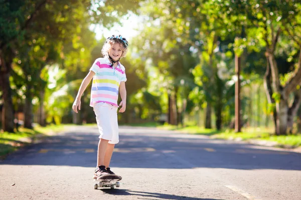 Kind Mit Skateboard Kind Fährt Skateboard Gesunde Sport Und Freizeitaktivitäten — Stockfoto