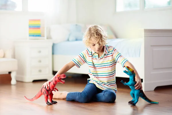 Ребенок Играет Красочными Игрушечными Динозаврами Образовательные Игрушки Детей Мальчик Учится — стоковое фото