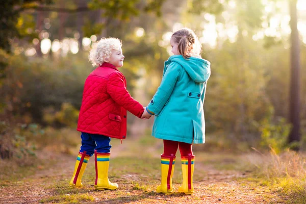 Bambini Giocano Nel Parco Autunnale Bambini Che Lanciano Foglie Acero — Foto Stock