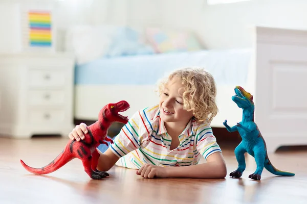 Ребенок Играет Красочными Игрушечными Динозаврами Образовательные Игрушки Детей Мальчик Учится — стоковое фото
