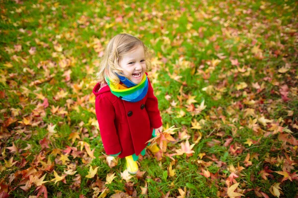 Dziewczynka Żółtym Liściem Dziecko Bawiące Się Złotymi Liśćmi Jesieni Dzieci — Zdjęcie stockowe