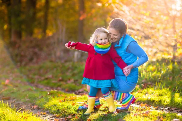 Matka Děti Hrají Podzimním Parku Máma Dítě Deštníkem Botami Hrají — Stock fotografie