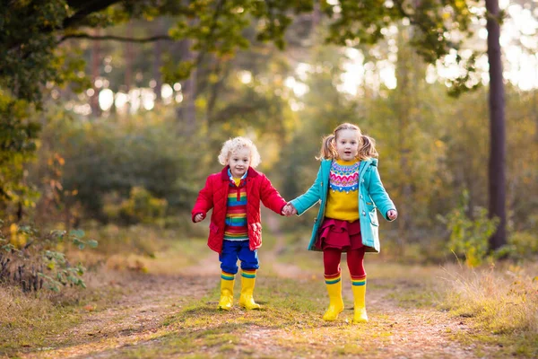 Kinder Spielen Herbstpark Kinder Werfen Gelbe Ahornblätter Jungen Und Mädchen — Stockfoto