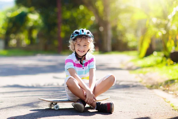 Dzieciak Deskorolką Jazda Deskorolce Zdrowy Sport Aktywność Świeżym Powietrzu Dla — Zdjęcie stockowe