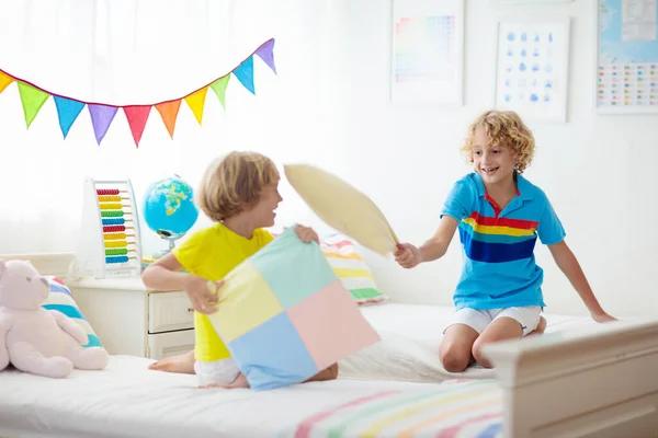 Pelea Almohadas Para Niños Diversión Familiar Casa Dormitorio Para Dos —  Fotos de Stock