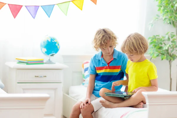 Enfant Avec Tablette Les Enfants Étudient Ligne Chambre Pour Deux — Photo