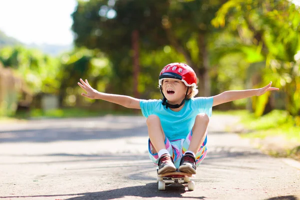 Kind Mit Skateboard Kind Fährt Skateboard Gesunde Sport Und Freizeitaktivitäten — Stockfoto