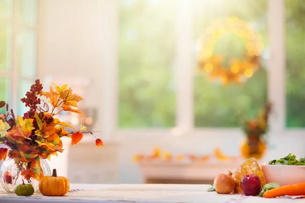 Thanksgiving Diner Voorbereiding Tafel Met Pompoen Wortel Voor Herfsttaart Ingerichte — Stockfoto