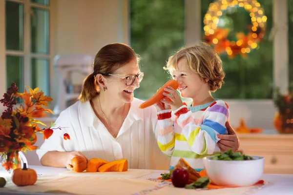 Jantar Acção Graças Família Mãe Criança Cortam Abóbora Cozinha Decorada — Fotografia de Stock