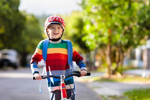 Niño Yendo Escuela Bicicleta Los Niños Andan Bicicleta Una Manera —  Fotos de Stock