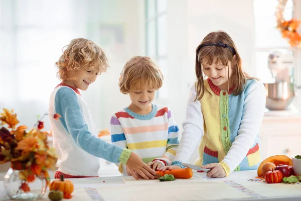 Cena Familiar Acción Gracias Los Niños Cortan Calabaza Cocina Decorada — Foto de Stock