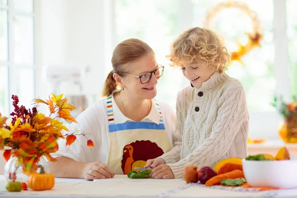 Cena Familiar Acción Gracias Abuela Niño Cortan Calabaza Cocina Decorada —  Fotos de Stock