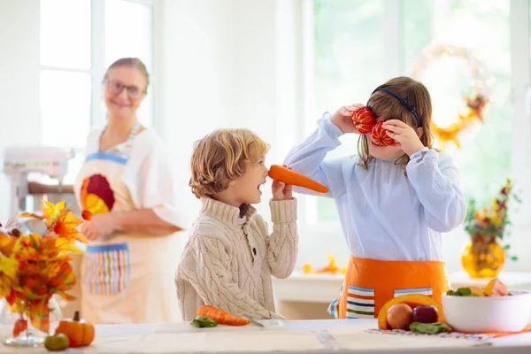 Familie Kookt Thanksgiving Diner Grootmoeder Kind Gesneden Pompoen Versierde Keuken — Stockfoto