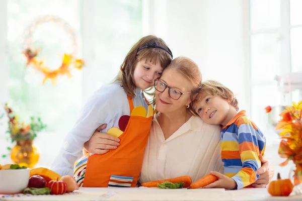 Jantar Acção Graças Família Avó Criança Abóbora Cortada Cozinha Decorada — Fotografia de Stock