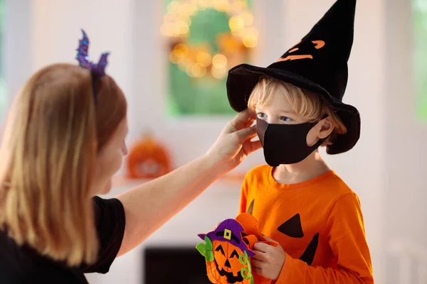 Trucs Gâteries Pour Enfants Costume Halloween Masque Facial Enfant Mère — Photo