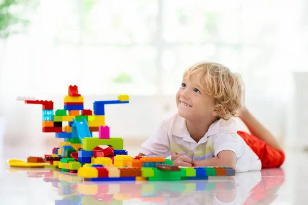 Criança Brincando Com Blocos Brinquedo Coloridos Crianças Brincam Com Tijolos — Fotografia de Stock