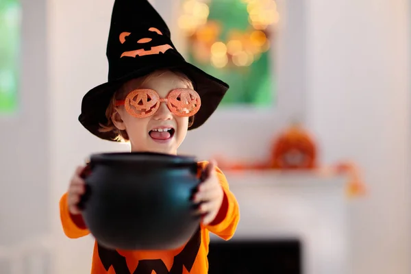 Çocuklar Cadılar Bayramı Kostümüyle Şeker Şaka Oynuyorlar Banliyöde Renkli Elbiseli — Stok fotoğraf