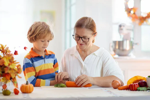 Cena Familiar Acción Gracias Abuela Niño Cortan Calabaza Cocina Decorada —  Fotos de Stock