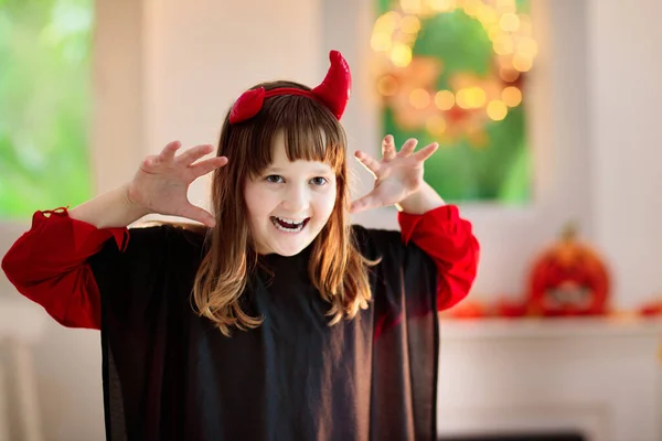 Çocuklar Cadılar Bayramı Kostümüyle Şeker Şaka Oynuyorlar Banliyöde Renkli Elbiseli — Stok fotoğraf
