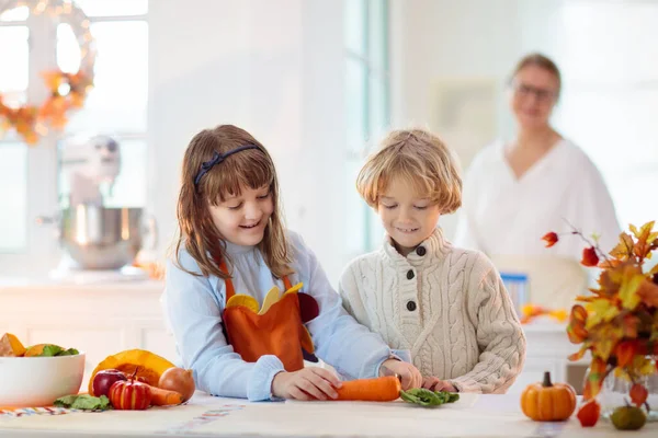 Familie Kookt Thanksgiving Diner Grootmoeder Kind Gesneden Pompoen Versierde Keuken — Stockfoto