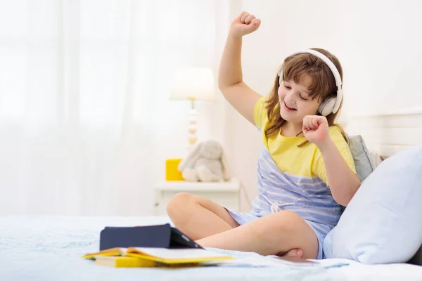 Teenager Mädchen Mit Tablet Computer Teen Kid Texten Und Online — Stockfoto