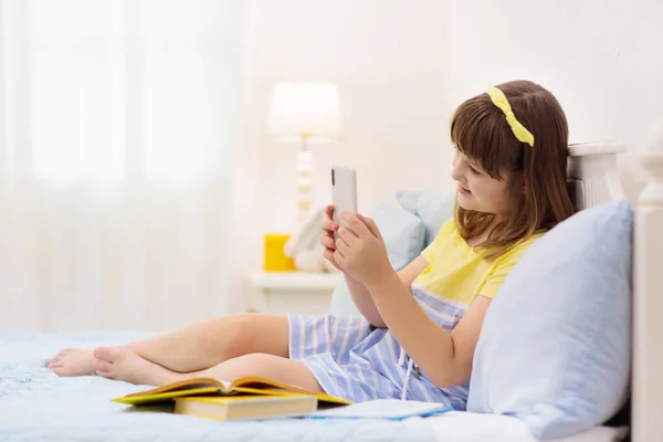 Menina Adolescente Com Telefone Inteligente Adolescente Criança Mensagens Texto Jogar — Fotografia de Stock