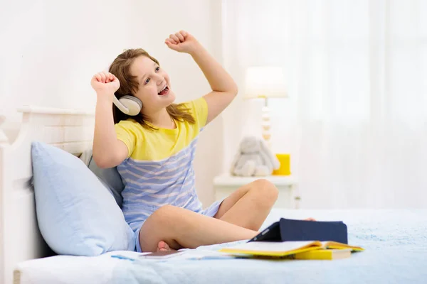 Teenager Mädchen Mit Tablet Computer Teen Kid Texten Und Online — Stockfoto