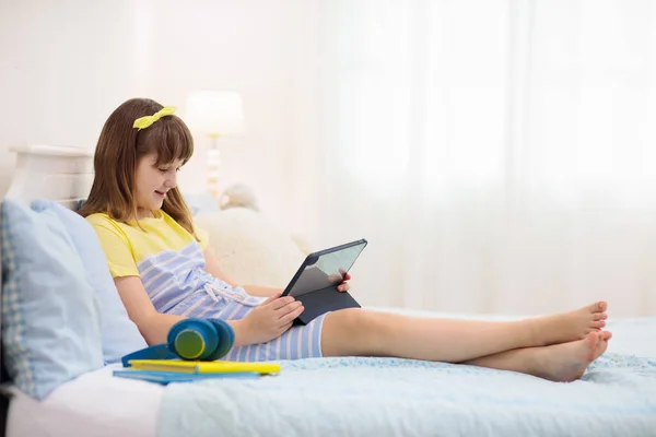 Menina Adolescente Com Computador Tablet Adolescente Criança Mensagens Texto Jogar — Fotografia de Stock