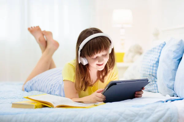 Chica Adolescente Con Tableta Adolescente Niño Mensajes Texto Jugar Juego — Foto de Stock