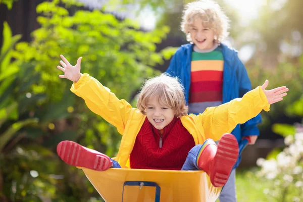 Bambini Carriola Sul Cerotto Alla Zucca Divertimento Autunnale All Aperto — Foto Stock