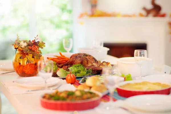 Kolacja Dziękczynna Pieczony Indyk Nadzieniem Warzywami Rodzinne Święto Jesienny Stół — Zdjęcie stockowe