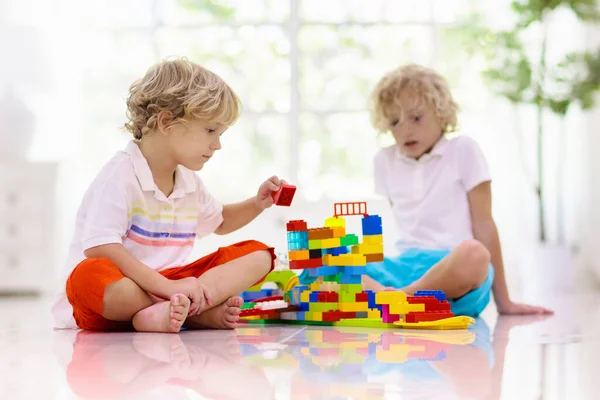 Barn Leker Med Färgglada Leksaksblock Barn Leker Med Plasttegelstenar Liten — Stockfoto