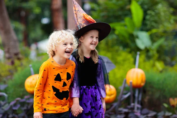 Criança Disfarçada Halloween Doces Travessuras Menino Menina Vestidos Bruxa Com — Fotografia de Stock